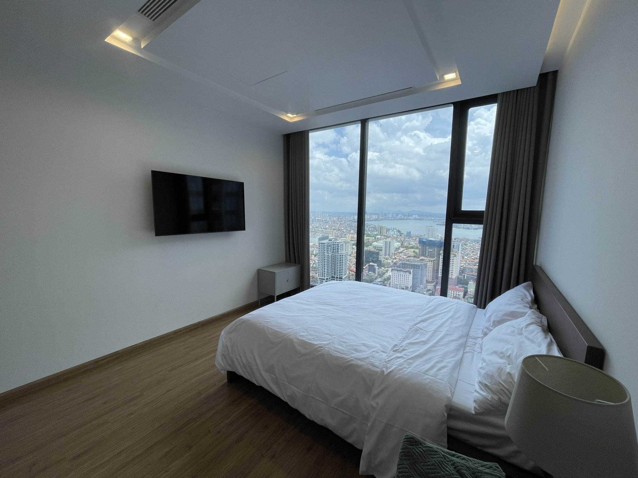 *2BR high floor* Luxury Apartment for Rent in Vinhomes Metropolis (available Jul 2022)